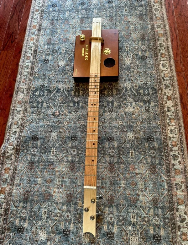 3-String Goldie Prominente Guitar - Image 4