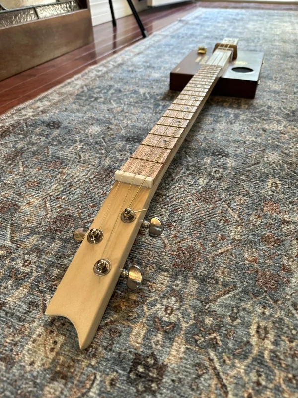 3-String Goldie Prominente Guitar - Image 2