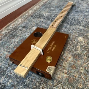 3-String Goldie Prominente Guitar