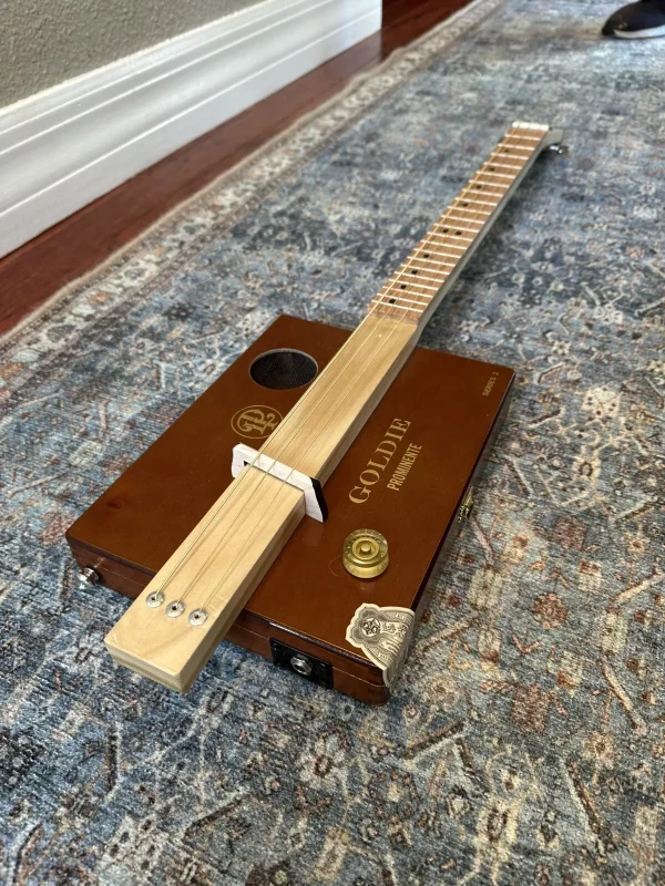 3-String Goldie Prominente Guitar